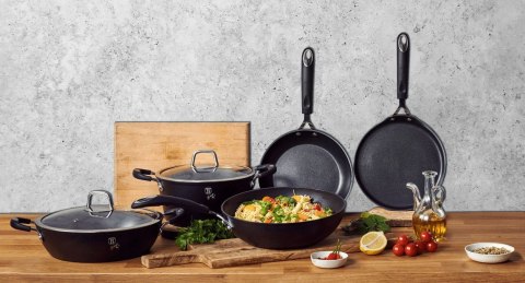 PATELNIA TYTANOWA GŁĘBOKA 24cm BERLINGER HAUS BLACK PROFESSIONAL LINE BH-6119 PATELNIA TYTANOWA GŁĘBOKA 24cm BERLINGER HAUS BLACK PROFESSIONAL LINE BH-6119