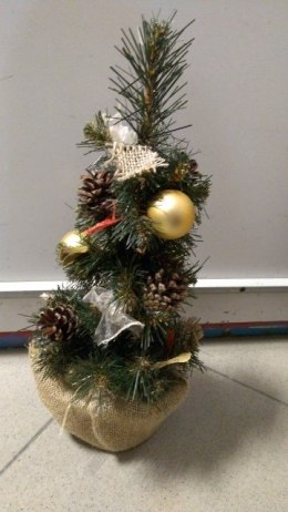 Stroik choinka udekorowana w jucie M