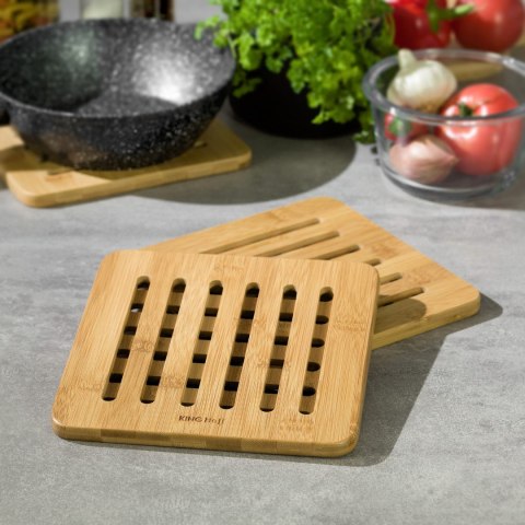 ZESTAW KWADRATOWYCH PODSTAWEK Z BAMBUSA 20cm KiNGHOFF KH-1216 ZESTAW KWADRATOWYCH PODSTAWEK Z BAMBUSA 20cm KiNGHOFF KH-1216