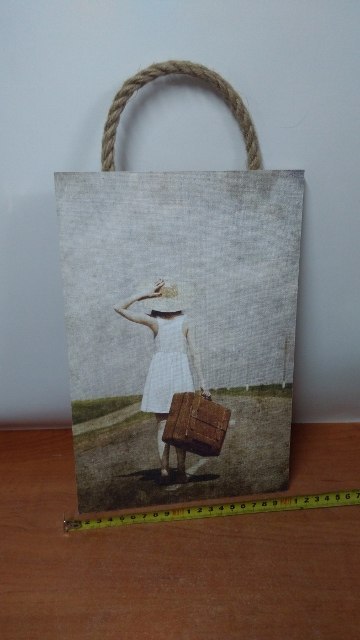 Tabliczka/obraz do zawieszenia 20x30 KOBIETA Z WALIZKĄ Tabliczka/obraz do zawieszenia 20x30 KOBIETA Z WALIZKĄ