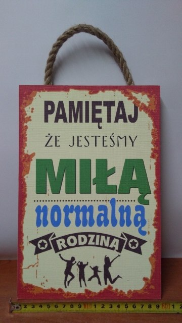 Tabliczka/obraz do zawieszenia 20x30 PAMIĘTAJ,ŻE JESTEŚMY MIŁĄ NORMALNĄ RODZINĄ Tabliczka/obraz do zawieszenia 20x30 PAMIĘTAJ,ŻE JESTEŚMY MIŁĄ NORMALNĄ RODZINĄ