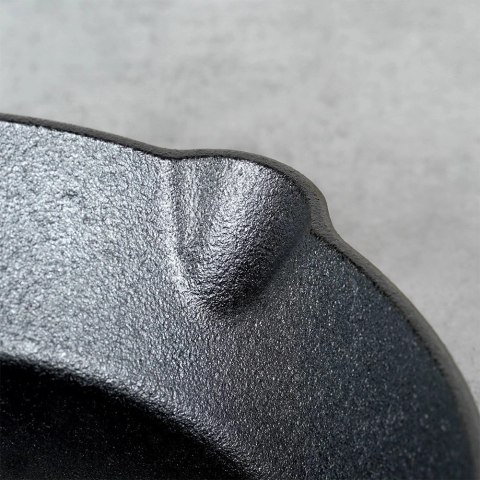 Patelnia żeliwna z silikonową nakładką CAST LINE 30 cm Patelnia żeliwna z silikonową nakładką CAST LINE 30 cm