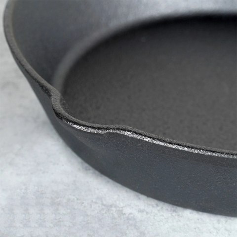Patelnia żeliwna z silikonową nakładką CAST LINE 30 cm Patelnia żeliwna z silikonową nakładką CAST LINE 30 cm