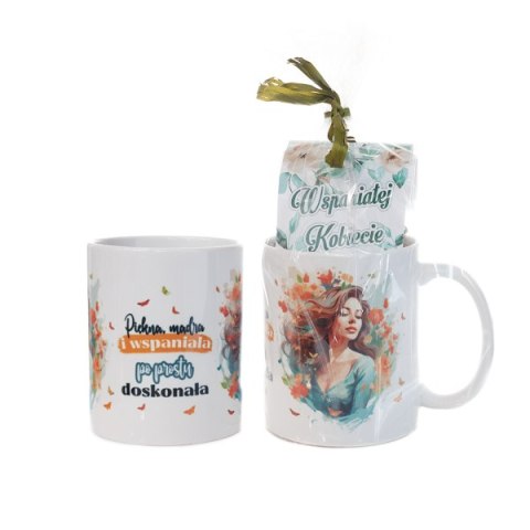 Kubek ceramiczny z napisem "Piękna mądra i wspaniała po prostu doskonała" z herbatką owocową . Kubek ceramiczny z napisem "Piękna mądra i wspaniała po prostu doskonała" z herbatką owocową .