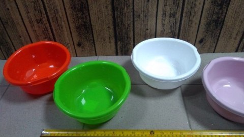 Miska plastikowa z uszami 1,9l. Miska plastikowa z uszami 1,9l.