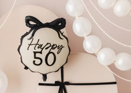 Balon foliowy Happy ''50'' z kokardką, pięćdziesiątka, czarno- beżowy, 47,5x45 cm Partydeco