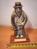 Żyd na kasę stojący z groszem 13x7cm NR.76