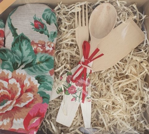 Zestaw rękawica + sztućce drewniane dla Mamy kwiaty 36 x 28 cm. | P1426P Zestaw rękawica + sztućce drewniane dla Mamy kwiaty 36 x 28 cm. | P1426P
