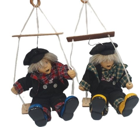 Lalka ceramiczna chłopiec na huśtawce 25 cm Lalka ceramiczna chłopiec na huśtawce 25 cm