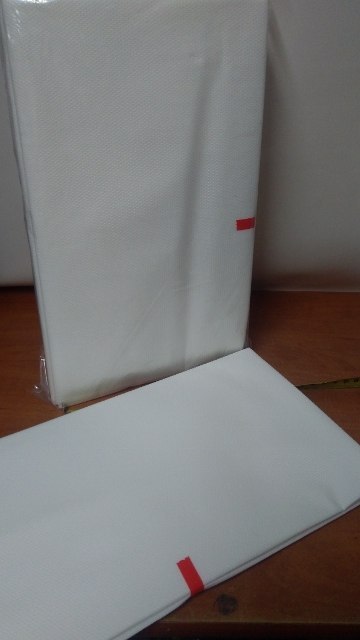 Obrus foliowy moletowany 10szt biały 1,4m x 1,2m Obrus foliowy moletowany 10szt biały 1,4m x 1,2m