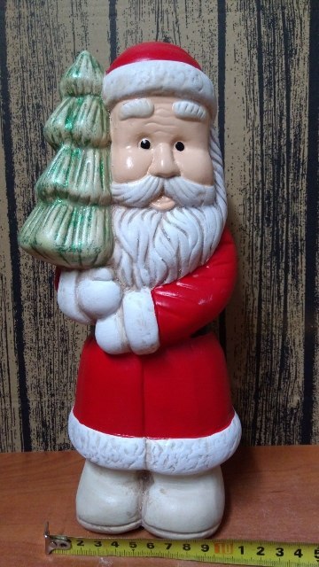 Figurka ceramiczna Mikołaj z choinką 28cm Figurka ceramiczna Mikołaj z choinką 28cm