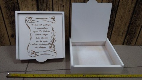 Szkatułka drewniana dla babci biała 21x21x5,5cm Szkatułka drewniana dla babci biała 21x21x5,5cm