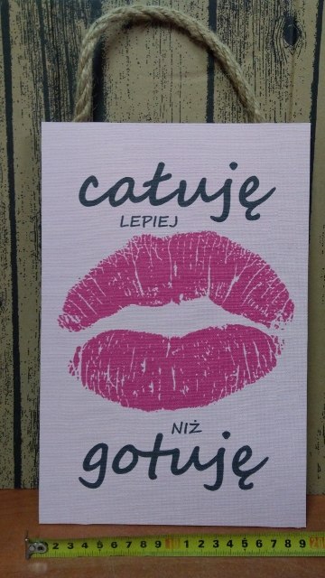Tabliczka/obraz do zawieszenia 20x30 CAŁUJĘ LEPIEJ NIŻ GOTUJĘ Tabliczka/obraz do zawieszenia 20x30 CAŁUJĘ LEPIEJ NIŻ GOTUJĘ