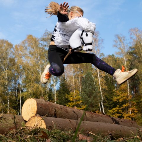 Skippi hobby horse z kantarem biały koń A3 duży Skippi hobby horse z kantarem biały koń A3 duży