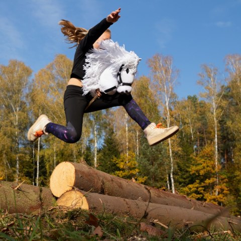 Skippi hobby horse z kantarem biały koń A3 duży Skippi hobby horse z kantarem biały koń A3 duży