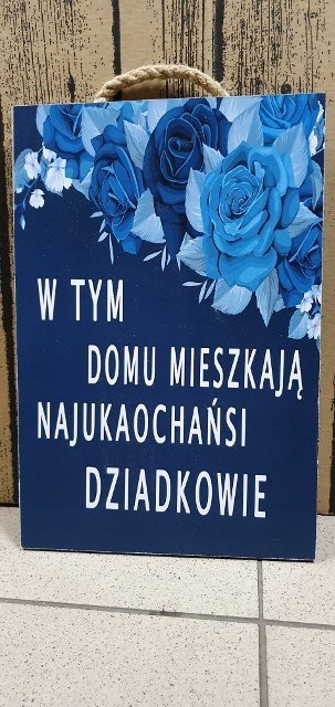 Tabliczka / obraz do zawieszenia 20 x 30 W TYM DOMU MIESZKAJĄ NAJUKOCHAŃSI DZIADKOWIE Tabliczka / obraz do zawieszenia 20 x 30 W TYM DOMU MIESZKAJĄ NAJUKOCHAŃSI DZIADKOWIE