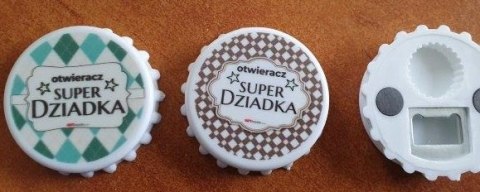 Otwieracz magnes w kształcie kapsla SUPER DZIADEK 7 cm Otwieracz magnes w kształcie kapsla SUPER DZIADEK 7 cm