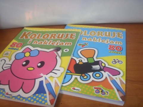Koloruję i naklejam + 80 naklejek Koloruję i naklejam + 80 naklejek