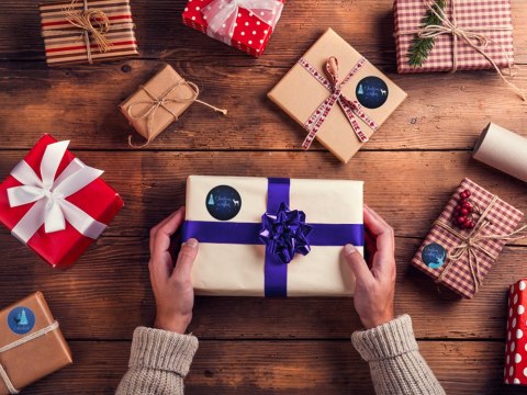 Naklejki ozdobne świąteczne kolorowe na rolce 500 sztuk merry christmas Naklejki ozdobne świąteczne kolorowe na rolce 500 sztuk merry christmas