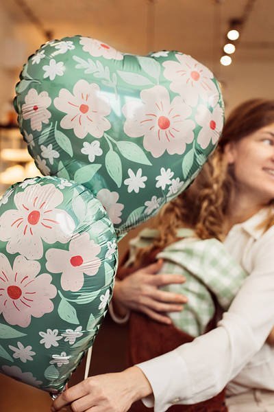 Balon foliowy Serce zielone w kwiaty 45cm Partydeco Balon foliowy Serce zielone w kwiaty 45cm Partydeco