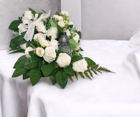 PRZEPIĘKNY STROIK SERCE Z BIAŁYCH RÓŻ NA GRÓB ZE ZNICZEM +/- 28cm PRZEPIĘKNY STROIK SERCE Z BIAŁYCH RÓŻ NA GRÓB ZE ZNICZEM +/- 28cm